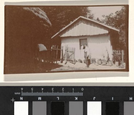 Eugen Wachenheimer in front of a country house with a pointed roof, 1909