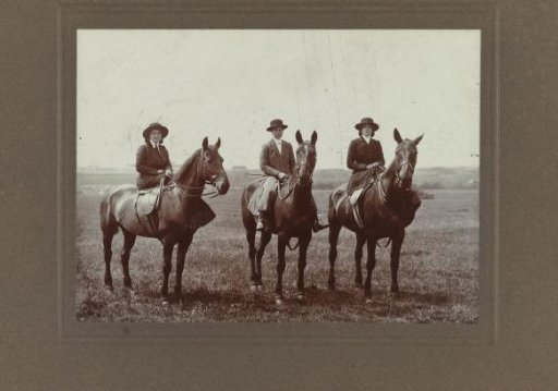 Else Wachenheimer-Moos and two unknown women on horseback, Bexhill-on-Sea in England, 1913