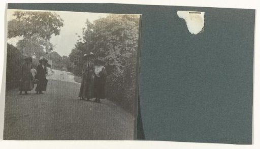 Four unknown women, Bexhill-on-Sea in England, 1913