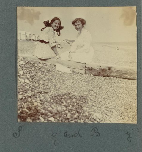 Else Wachenheimer and an unknown woman on a pebble beach in Bexhill-on-Sea in England, 1913