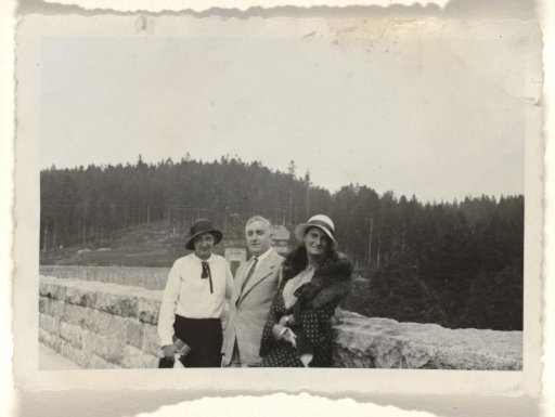 Eugen Wachenheimer with two unknown women by a stone wall in front of a forest in Baden-Baden, August 1932