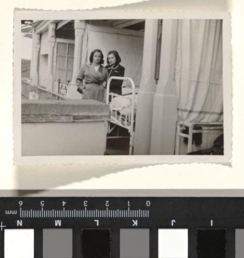 Isabel Wachenheimer in a dressing gown standing in front of the entrance to an open-air hospital ward in the Jewish sanatorium Etania with an unknown woman in Davos, April 1946