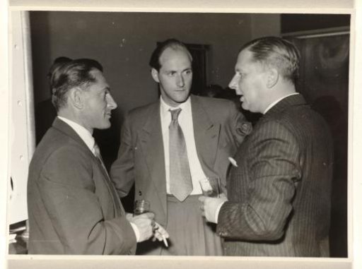 Gideon Elon in conversation with two unknown men, during a reception during Isabel Wachenheimer's time with KLM
