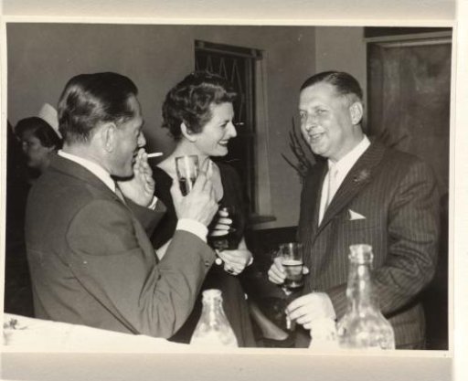 Gideon Elon in conversation with two unknown men, during a reception during Isabel Wachenheimer's time with KLM