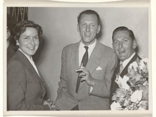 Gideon Elon with an unknown man and an unknown woman, during a reception during Isabel Wachenheimer's time with KLM