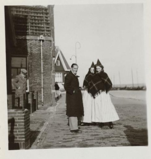 Gideon Elon, the third husband of Isabel Wachenheimer, in a Dutch city alongside two women in Dutch traditional dress
