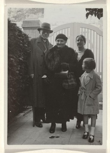 Meir Wachenheimer, Mathilde Wachenheimer Moos, Else Wachenheimer and Isabel Wachenheimer at the golden wedding anniversary of Meir and Mathilde, 22 October 1934
