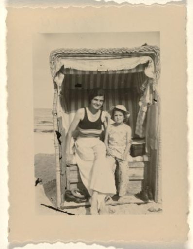 Isabel Wachenheimer in a beach basket on the beach at Scharbeutz, September 1934