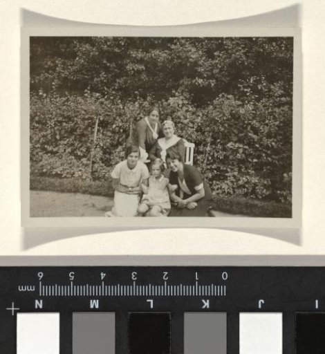 Else Wachenheimer, Josefine Moos-Levi, a member of the household staff, Isabel Wachenheimer and a woman in Hamburg, 1933