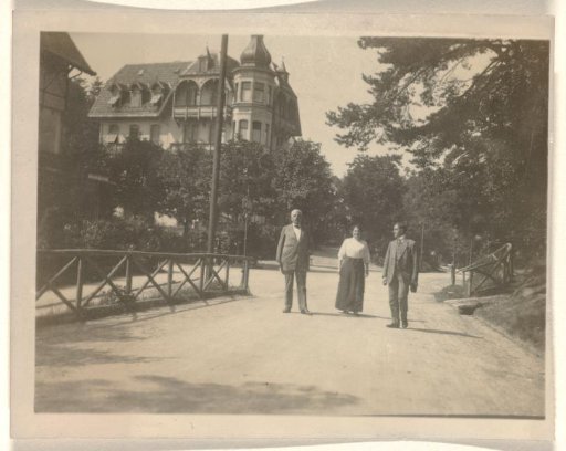 Meir Wachenheimer, his wife Mathilde Wachenheimer-Wertheimer and their son Eugen Wachenheimer walking on the street