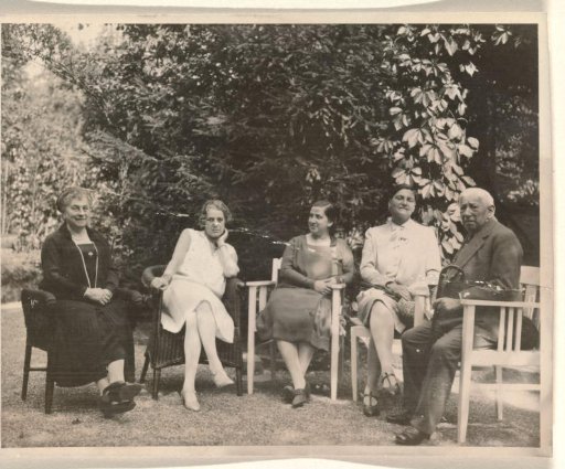 Josefine Moos-Levi, an unidentified woman, Else Wachenheimer-Moos, an unknown woman and Hermann Moos seated in a garden