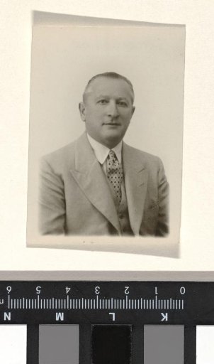 Portrait of Willy Moos in a suit with a checkered tie