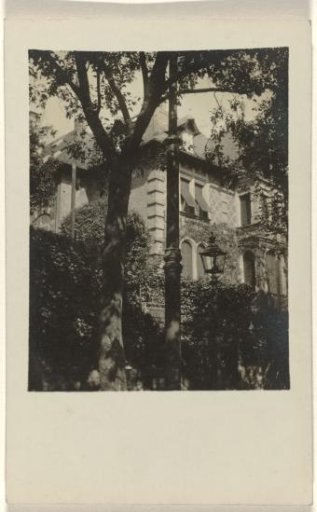 The new home of Josefine-Moos-Levi viewed from the street, with trees in the foreground