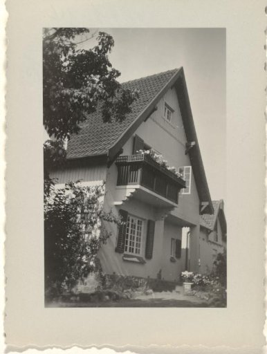 House Fahrenkamp, from the side, with a balcony with flowers placed on it