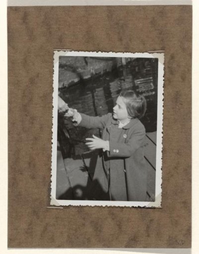Isabel Wachenheimer feeding ducks during a visit to her uncle Willy Moos in Hamburg, at his residence in Hamburg Bellevue 62