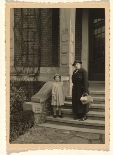 Isabel Wachenheimer and Else Wachenheimer during a visit to Willy Moos at his residence in Hamburg, Bellevue 62