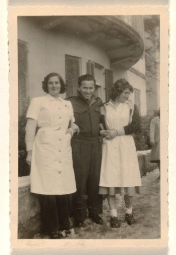 Isabel Wachenheimer with two unknown persons in front of the Etania sanatorium, 1945–1947, Davos