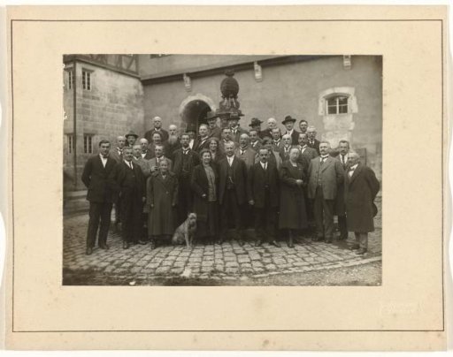 Meir Wachenheimer on a square with unknown men and women, 1896-1935, Tübingen