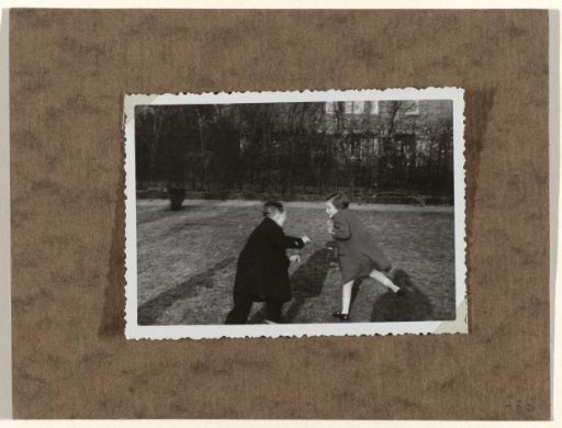 Isabel Wachenheimer, Erica and Hansl in the garden of Willy Moos's residence in Hamburg, Bellevue 62, March–April 1935
