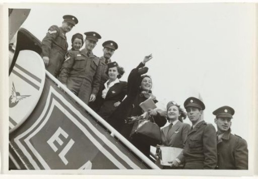 Isabel Wachenheimer as a KLM employee with colleagues on the entrance steps to an aircraft