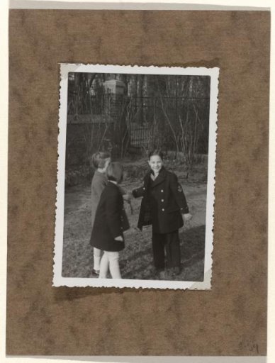 Isabel Wachenheimer, Erica and Hansl in the garden of Willy Moos's residence in Hamburg, Bellevue 62, March–April 1935