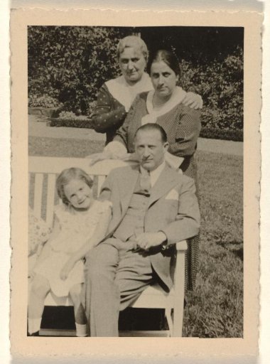 Josefine Levi-Moos, Else Wachenheimer-Moos, Willy Moos and Isabel Wachenheimer seated in the garden of Willy Moos in Hamburg
