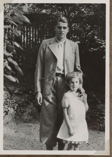 Isabel Wachenheimer and her cousin Klaus Zürndorfer at the entrance to the Wachenheimer family residence in Stuttgart, August 1934