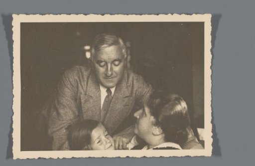Eugen Wachenheimer looking down at his wife Else Wachenheimer-Moos and their daughter Isabel Wachenheimer, with Else looking back at Eugen