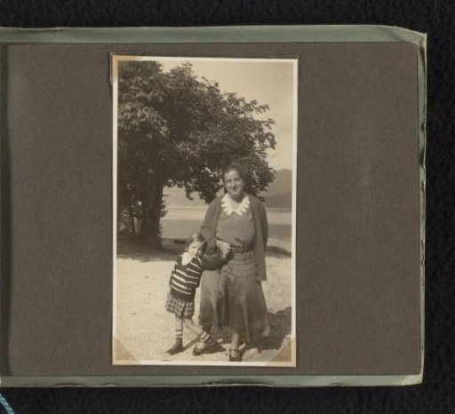 Isabel Wachenheimer in nature with her mother Else Wachenheimer-Moos, 1932–1937, Stuttgart