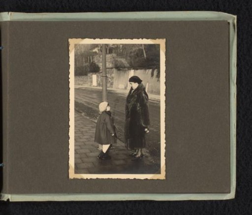 Isabel Wachenheimer on the street with her mother Else Wachenheimer-Moos