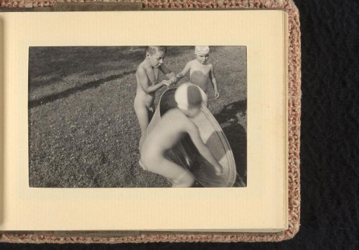 Isabel Wachenheimer in a tub with unknown children, July–August 1933, Hamburg