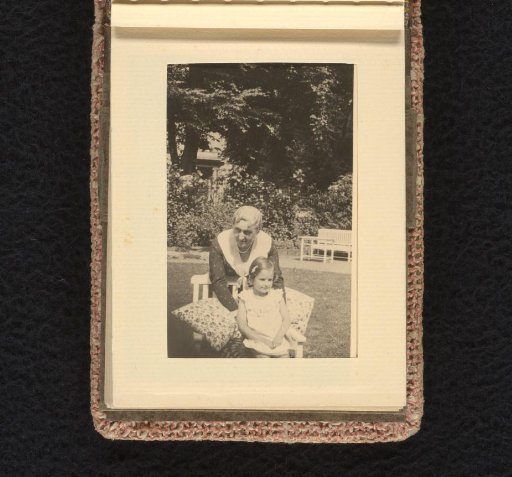 Isabel Wachenheimer in the garden with an unknown woman, June-August 1933, Hamburg