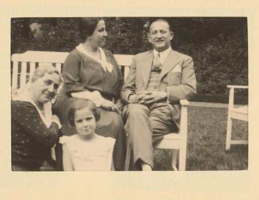Isabel Wachenheimer in front of a garden bench with her mother Else Wachenheimer-Moos, her uncle Willy Moos and an unknown woman, June-August 1933, Hamburg