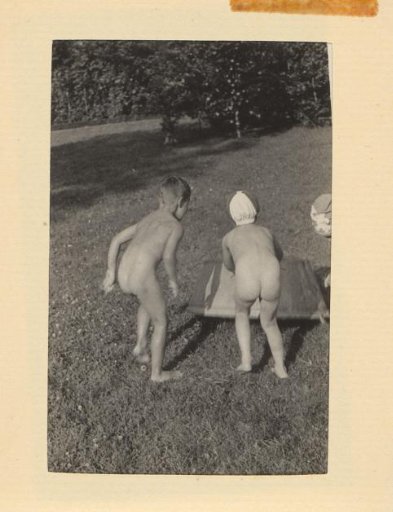 Isabel Wachenheimer around a tub with an unknown boy, July–August 1933, Hamburg
