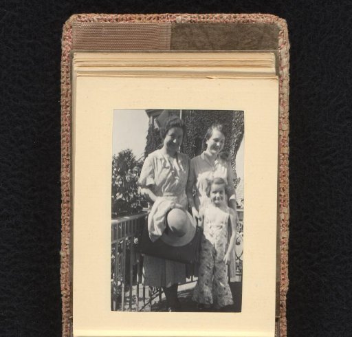 Isabel Wachenheimer on the balcony with two unknown women, June-September 1933, Hamburg