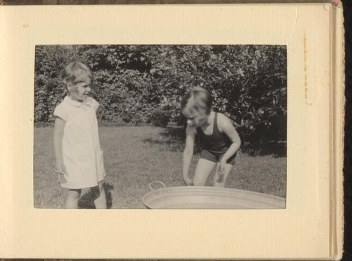 Isabel Wachenheimer around a tub with an unknown girl, July–August 1933, Hamburg