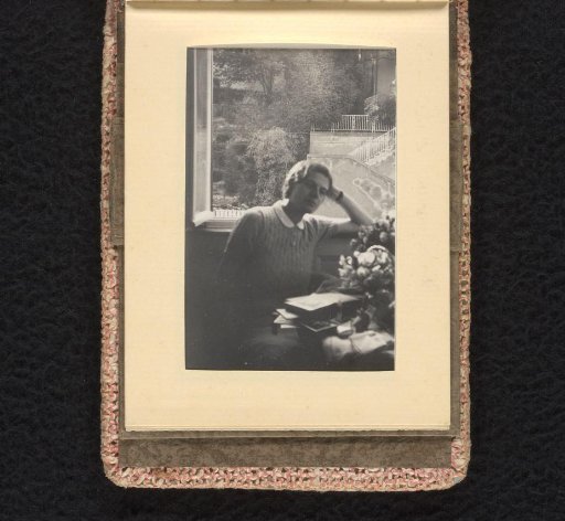 Child nurse of the Wachenheimer family leaning against the windowsill, July–September 1933, Hamburg
