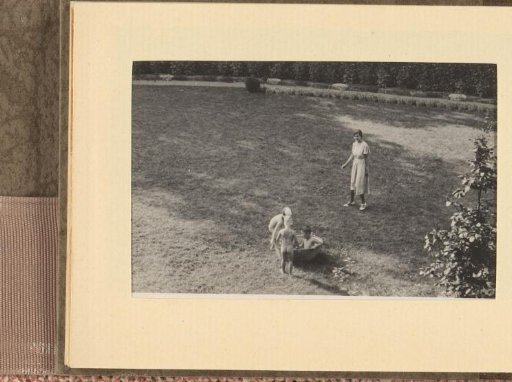 Isabel Wachenheimer in a tub with two unknown children, and the nurse beside her, July–August 1933, Hamburg