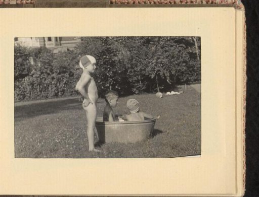 Isabel Wachenheimer in a tub with two unknown children, July–August 1933, Hamburg