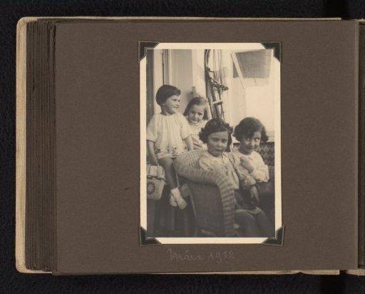 Isabel Wachenheimer on the balcony with three unknown girlfriends, March 1932, Munich/Stuttgart?