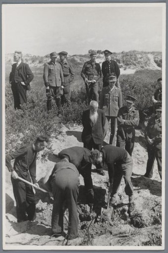 Exhumation of the executed at the Waalsdorpervlakte and identification of the dead, June 1945