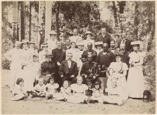 Governor Warmolt Tonckens and Granman Oseisie and their retinue in the Palmentuin of Paramaribo