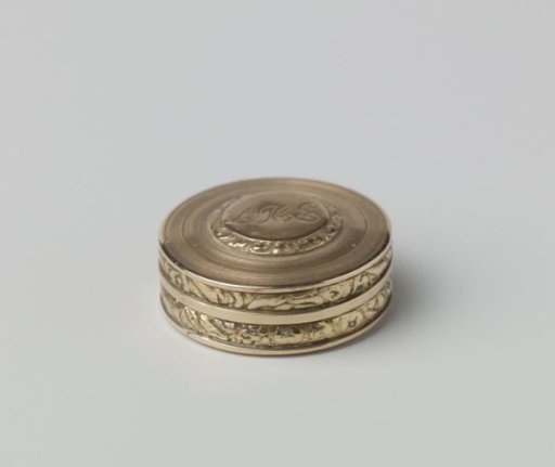 Golden box with initials LHE and RHE