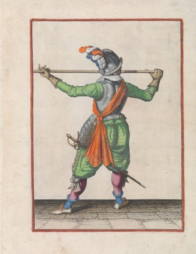 Soldier, seen from the back, carrying his pike horizontally at nose height with both hands, his right hand at the butt of the weapon, his face turned to the right