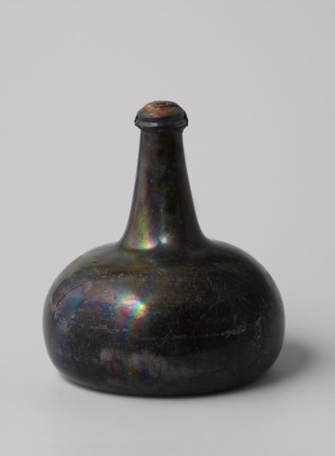Wine bottle with wine from the wreck of the East Indiaman 't Vliegend Hart