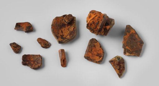 Fragments of wine bottles, corks and pipe stems from the wreck of the East Indiaman 't Vliegend Hart