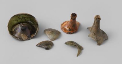 Fragments of wine bottles from the wreck of the East Indiaman 't Vliegend Hart