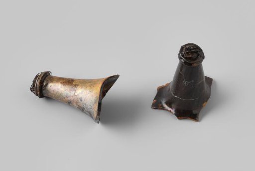 Fragments of wine bottles with concretions from the wreck of the East Indiaman 't Vliegend Hart