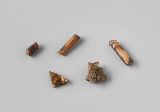 Glass shard and fragments of a pipe stem from the wreck of the East Indiaman 't Vliegend Hart