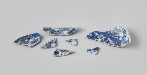 Seven porcelain fragments of plates from the VOC ship 'Witte Leeuw'